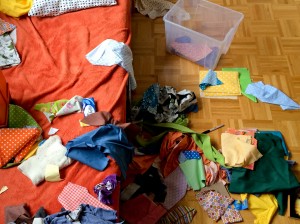 Stoffreste vom einjährigen Sohn sorgfältig ausgesucht